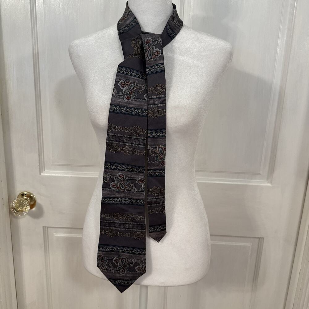 Men’s Arrow Brand Silk Gray Paisley Pattern Tie
